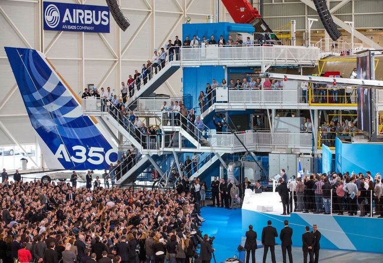 Az ünnepség egyik dísze az első repüólőképes 350-es frissen festett vezérsíkja volt<br>(fotók: Airbus)