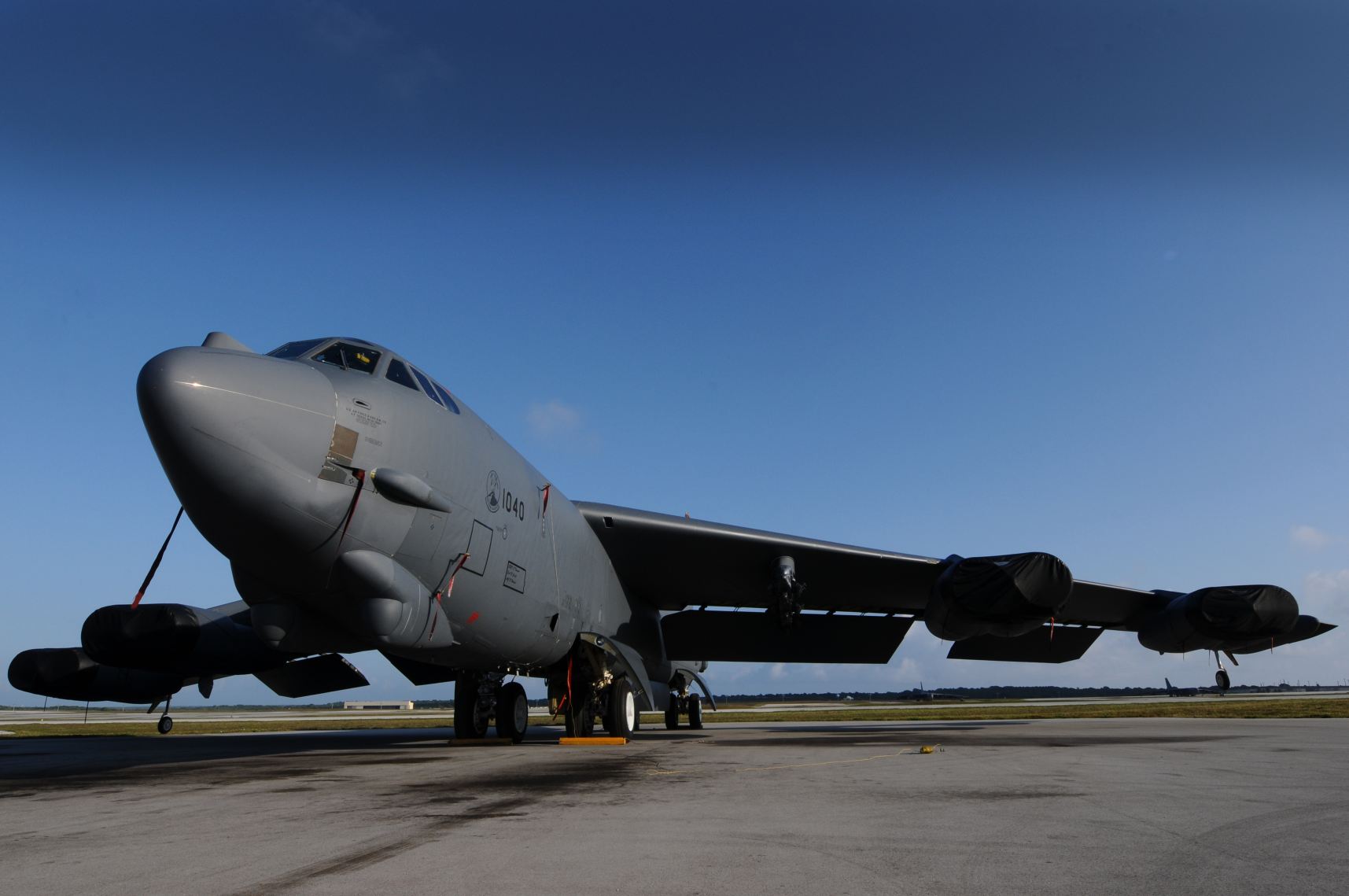 Ugyanaz a gép az Andersen légibázison, Guam szigetén: a legfiatalabb B-52-es több mint 25 ezer órát repült