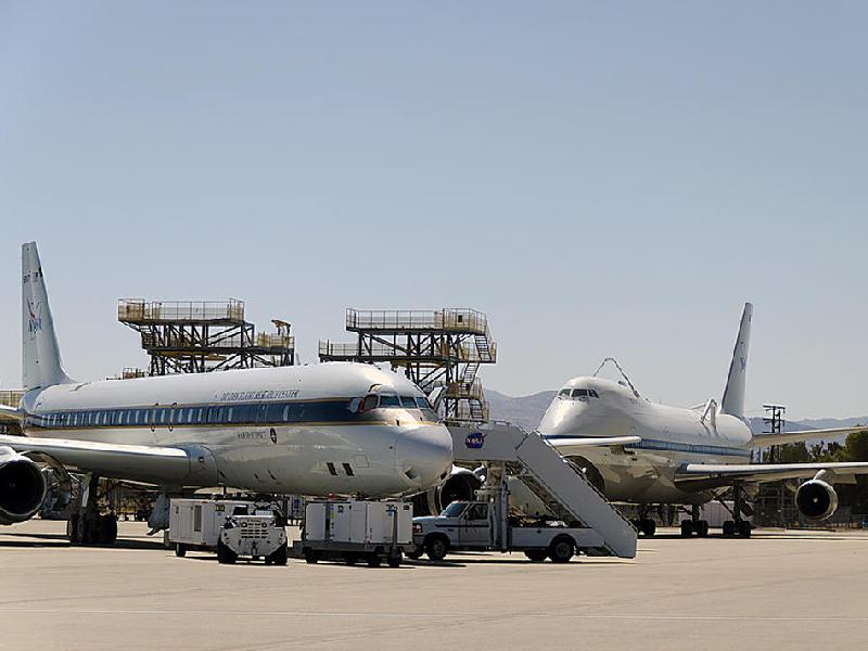 Felkészítés Kaliforniában: Palmdale betonján háttérben a NASA egyik Shuttle-szállító 747-ese