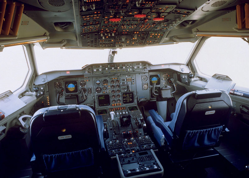 A300/310-es pilótafülke a nyolcvanas évekből: már képernyős, de még nem teljesen digitális, fedélzeti mérnöknek már nincs munkahelye