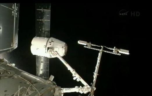 Ahogy az ISS kilépett a Föld árnyékából, még szebb a befogott űrhajó látványa a robotkarral