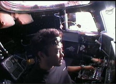 A fedélzeti mérnök a csodálatos kilátást nyújtó üvegezett kupolából vezérli a befogást