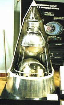 A Szputnyik-2 makettja: az alsó hengerben a kutya, felette az életfenntartó és telemetriai rendszerek: lett volna oxigénje tíz napra is