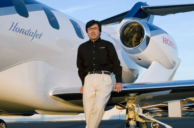 Michimasa Fujino, a Honda Aircraft elnök-vezérigazgatója, és a szárnyfeletti hajtómű