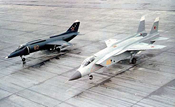 Balra a rendszeresített, de be nem vált Jak-38, jobbra az ígéretesebb 141: egy baleset után nem kapott pénzt a program a folytatásra