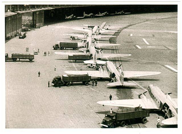Tempelhof, Berlin, 1948: Dakoták tartották életben a várost