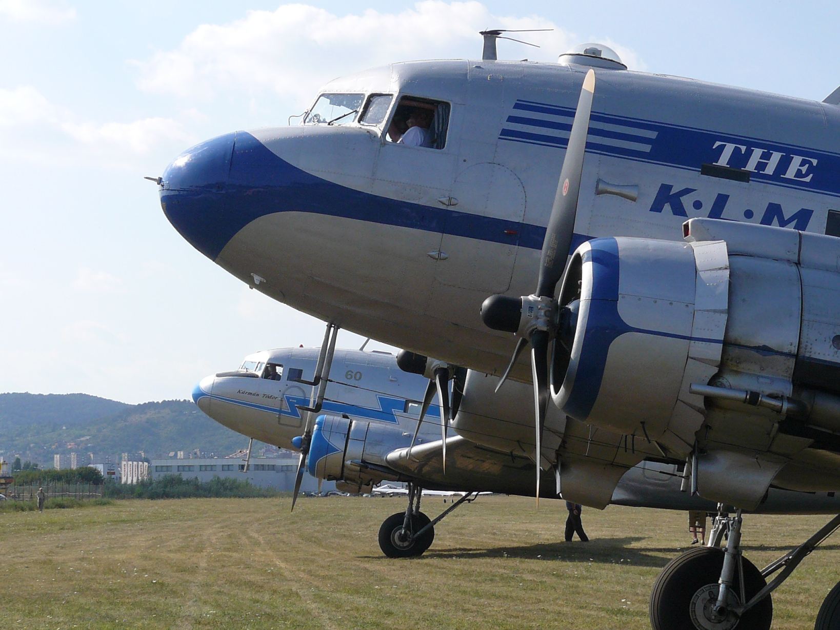Találkozás Budaörsön: előtérben a DC-3-as, mögötte a Li-2-es