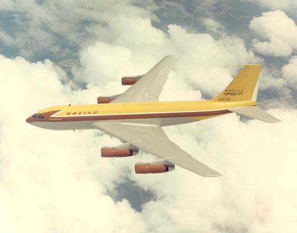 A Dash-80: rövidebb, keskenyebb, gyengébb, mint a széria 707-esek, de így is szenzáció volt a megjelenése