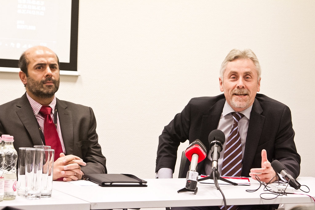 Kam Jandu, a BA légiközlekedési igazgatója, és Roman Kowalski nagykövet <br>(fotók: Vörös Attila)