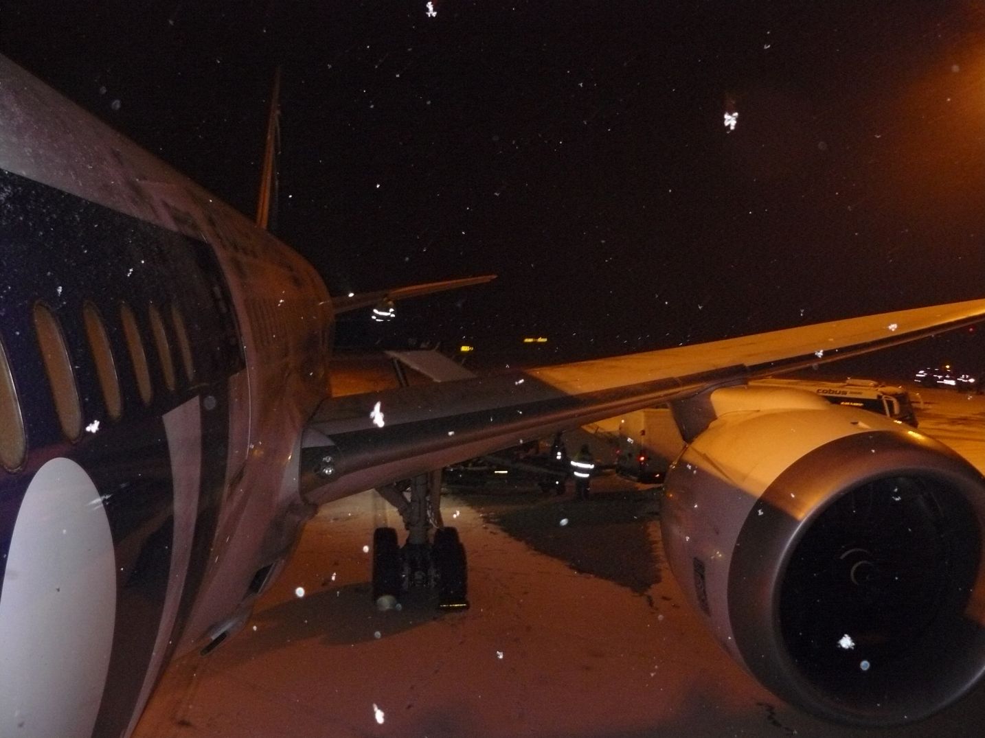 Csendélet hópihékkel és egy csendes géppel: Ferihegyen először a Dreamliner