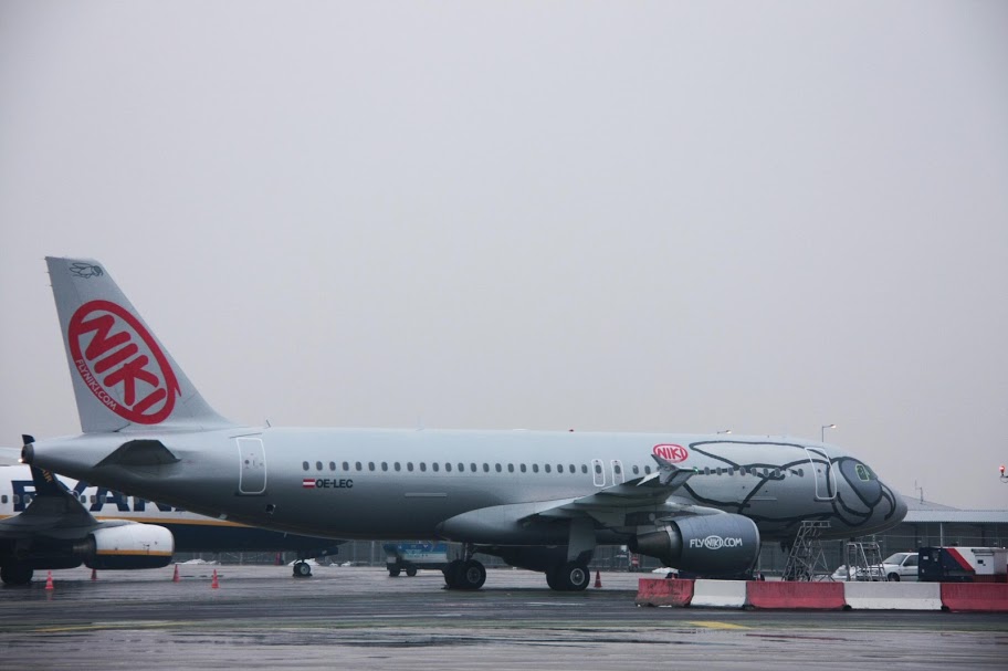 Bécs helyett Budapesten landolt a FlyNiki Airbusa...<br>(fotók: Budapest Airport)