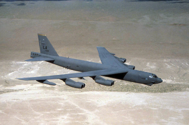 Terepkövetés B-52-essel: hatalmas bombázó radarnívó alatt