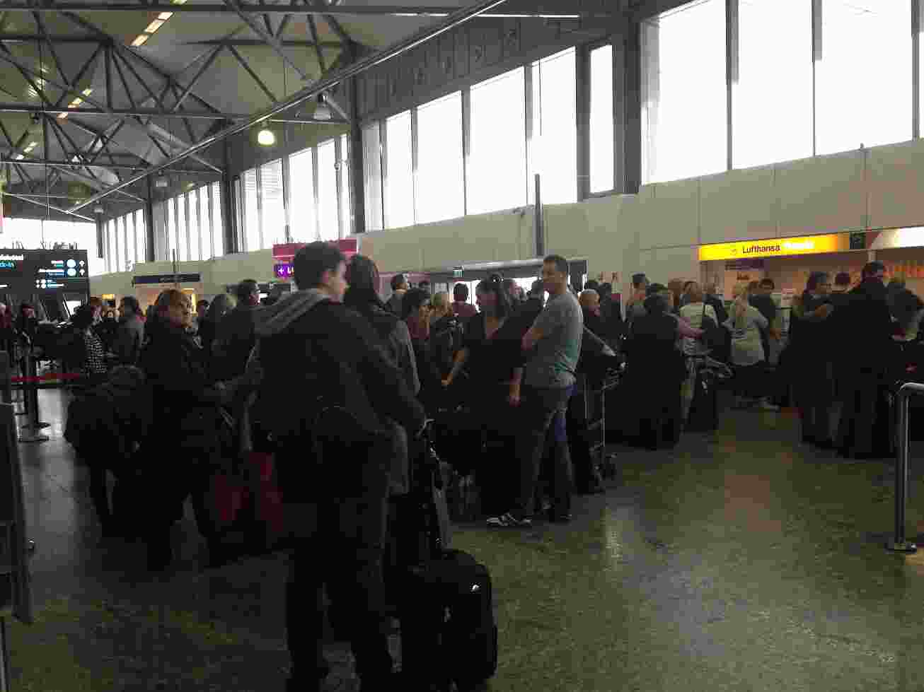 Egy olvasónk küldte a képet: jegyük átfoglalására váró utasok a Liszt Ferenc repülőtéren