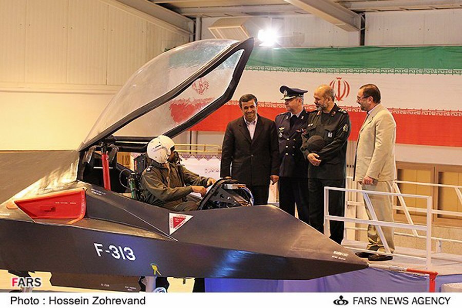 Az iráni hírügynökségi fotón az elnök gratulál: az Avionist szerint műanyagból készült mock-up 
