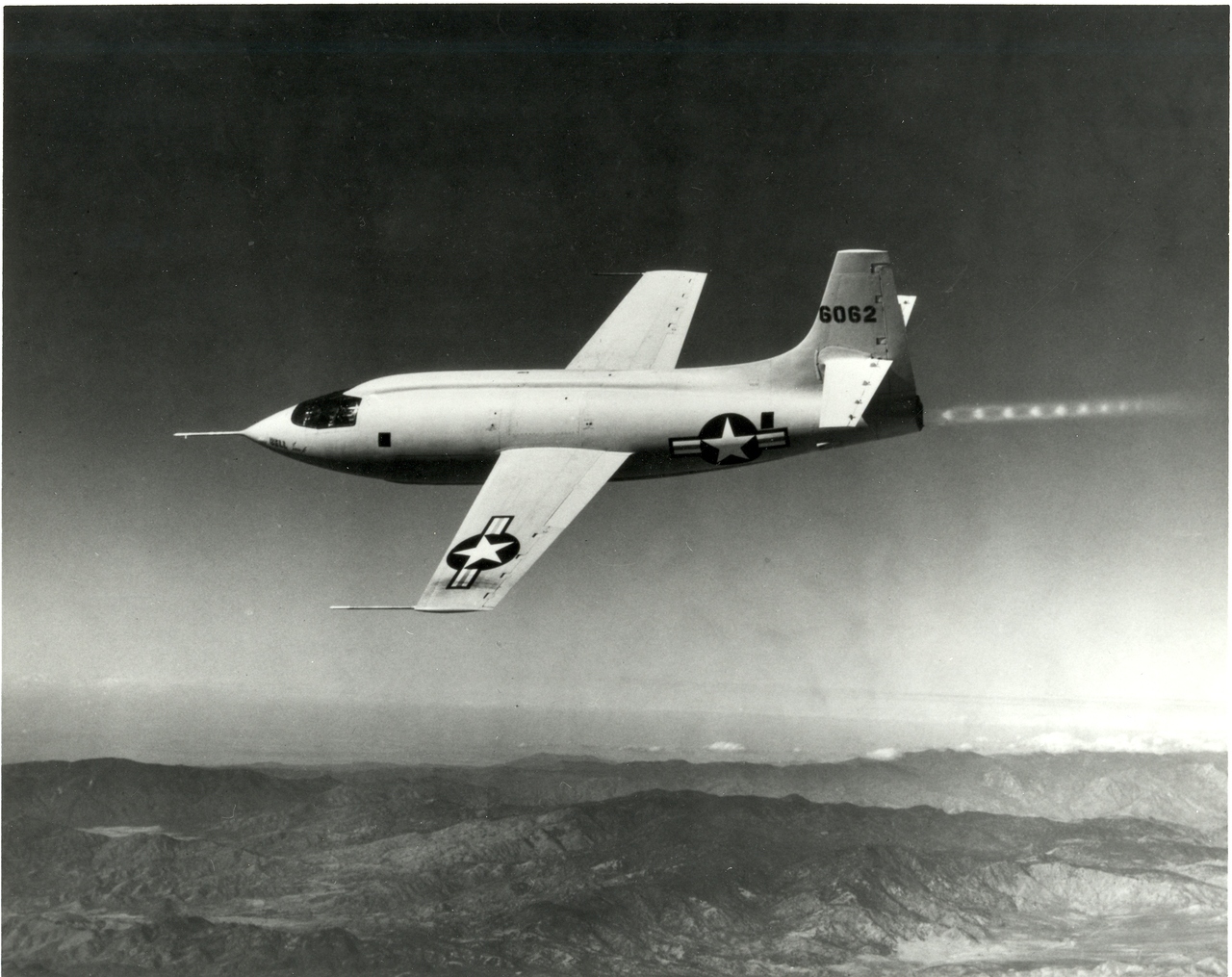 Az X-1, ahogy a kísérőgépből a másik fantasztikus pilóta, Bob Hoover látta