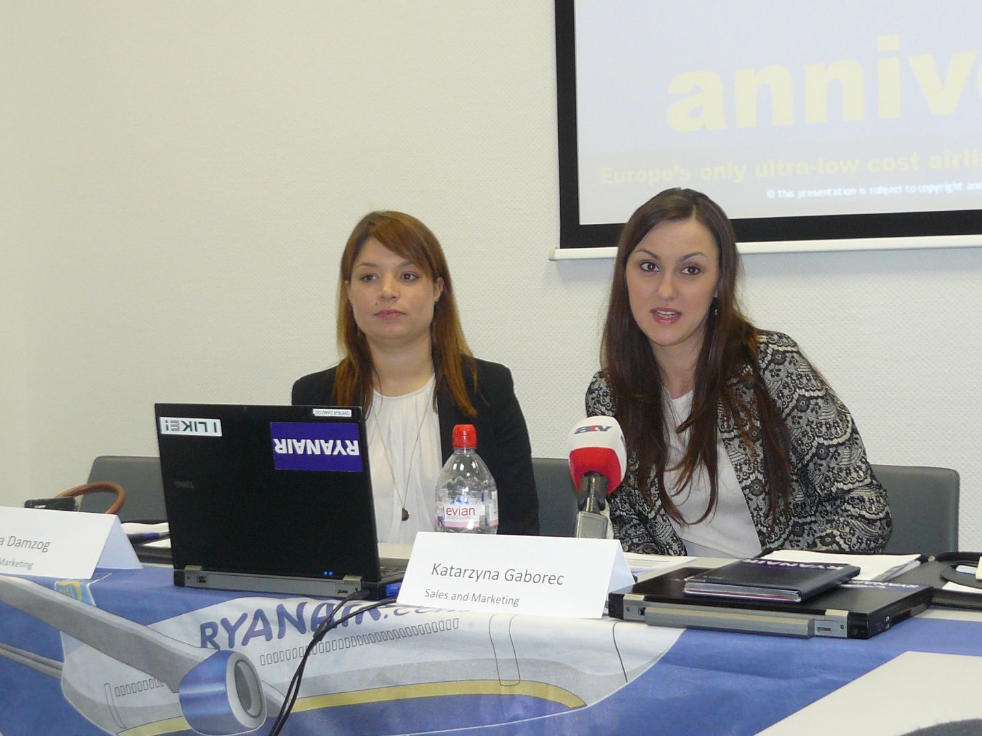 Jobbról Katarzyna Gaborec, a Ryanair regionális sales- és marketing menedzsere