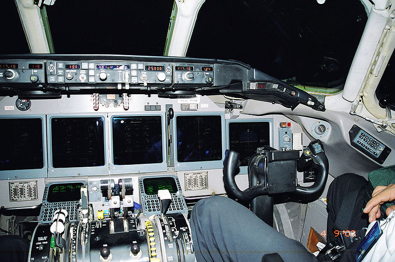 Modern műszerfal, képernyők a pilótafülkében