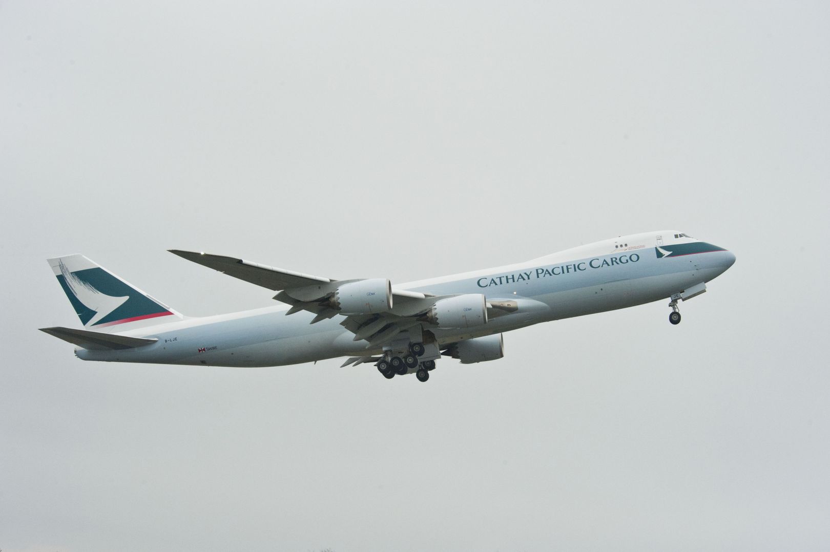 A Cathay friss 747-8-asa a gyári reptéren...