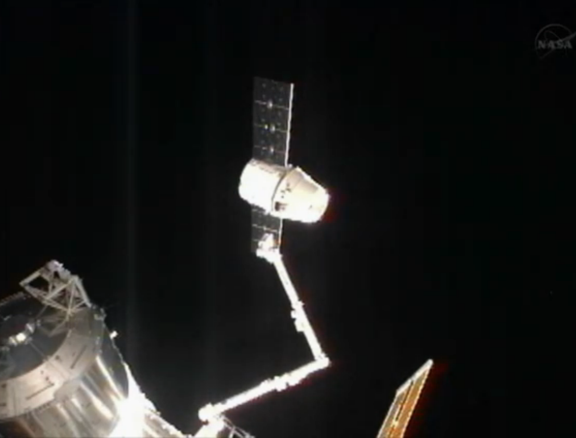 A Dragon leválik az űrállomás robotkarjáról is indul a Föld felé <br>(fotók: SpaceX)
