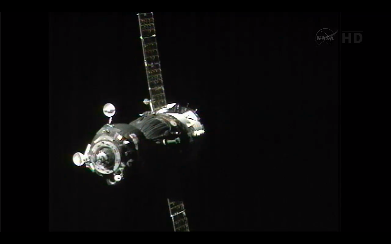 A közelítő űrhajó az űrállomás felől nézve