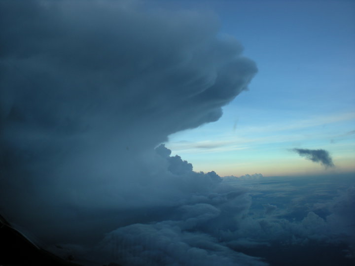 Félelmetesen szép felhőjáték a pilótafülkéből nézve