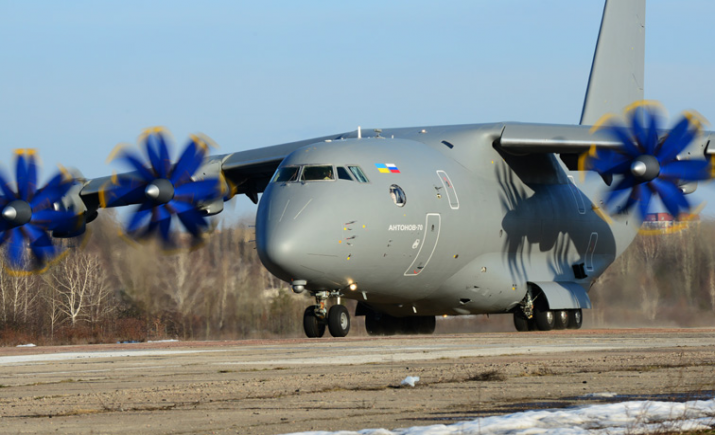 Az egyetlen repülőképes példány új, military-festéssel <br>(fotók: Antonov)