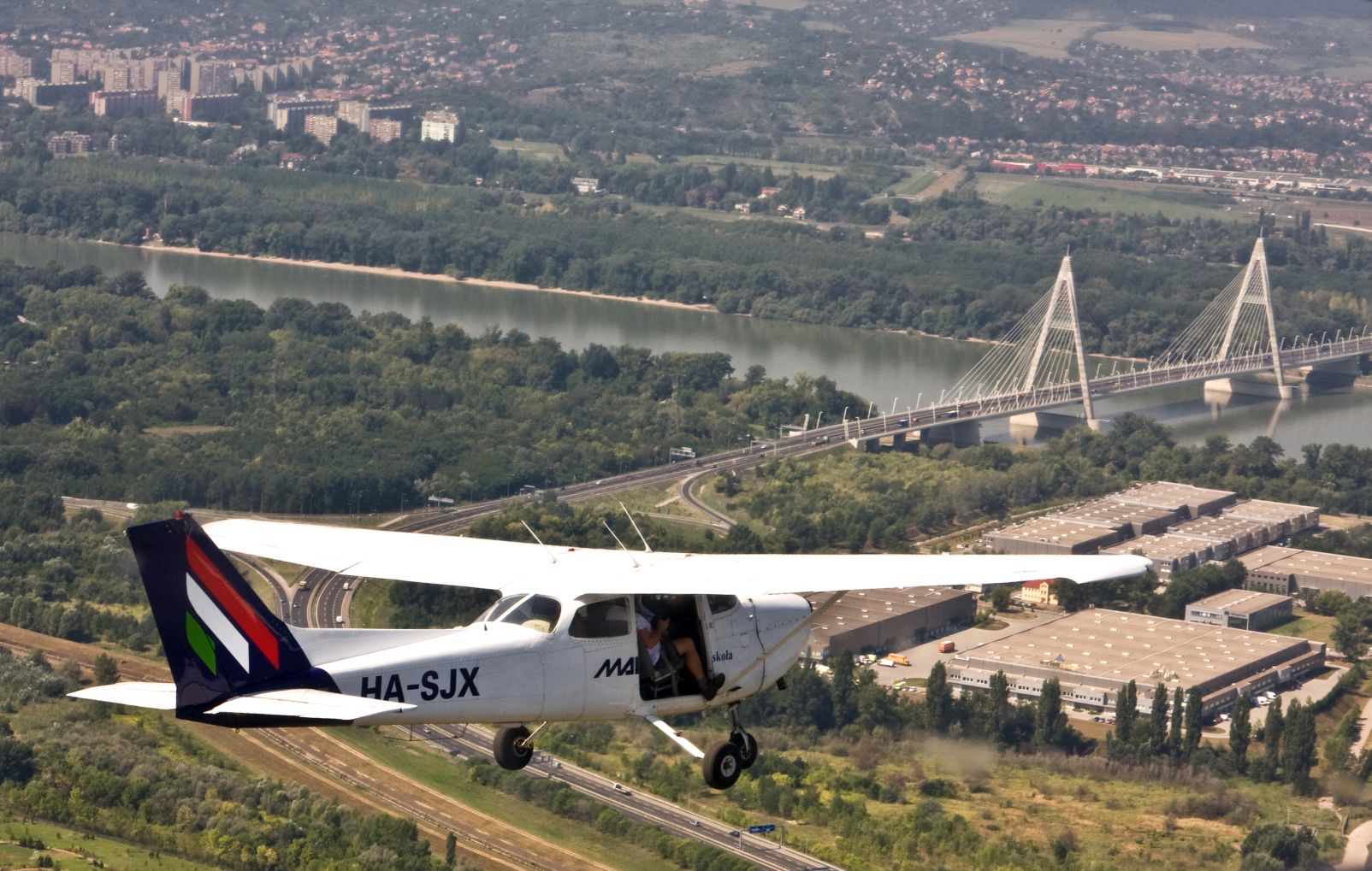 A repülőklub egyik Cessnája, amelyet szintén dobra vertek, mert a Malév nevén volt <br>(fotó: Vörös Attila)