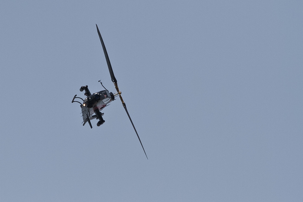 Harci helikopter harcias fordulói, átnyomásokkal, lebegéssel, mindennel, amit egy heli megcsinálhat: AH-1 Cobra, az egyetlen gázturbinás résztvevő