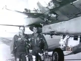 A világhírűvé vált fotó leszállás után: a két pilóta és a 957-es, meg ami a jobbszárnyból maradt