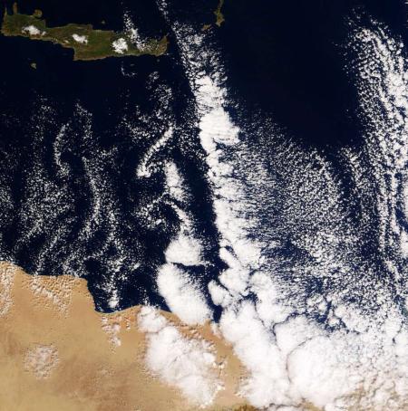 A NASA felvételén gyönyörűen kirajzllódik a Kármán-féle örvénysor <br>(Űrvilág.hu)