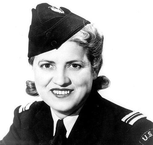 Amerika egyik hősnője lett, sokszor nyerte el az év legjobb amerikai pilótájának járó Harmon díjat