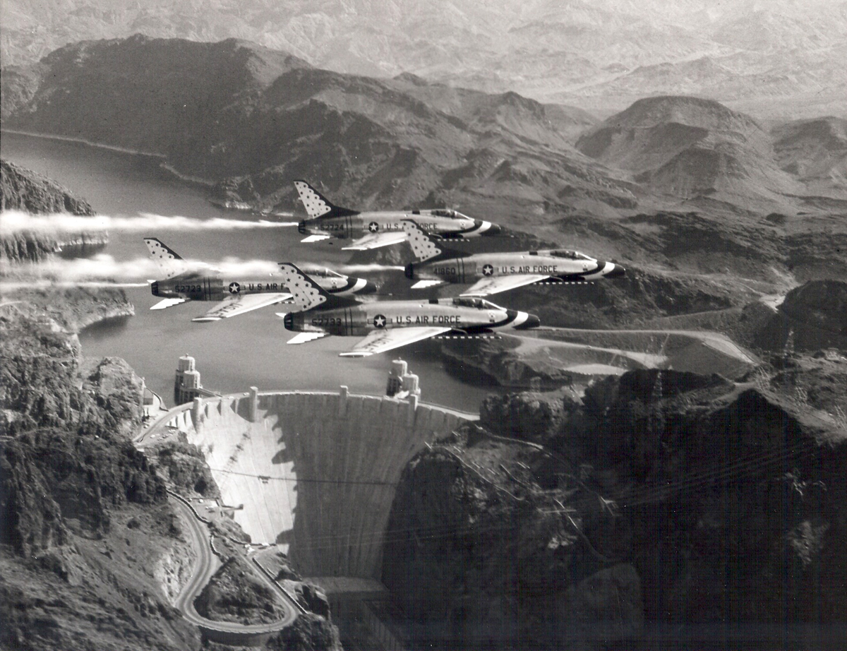A csapat F-100-asai az egyik kedvenc fotóhelyszín, a Hoover-gát fölött