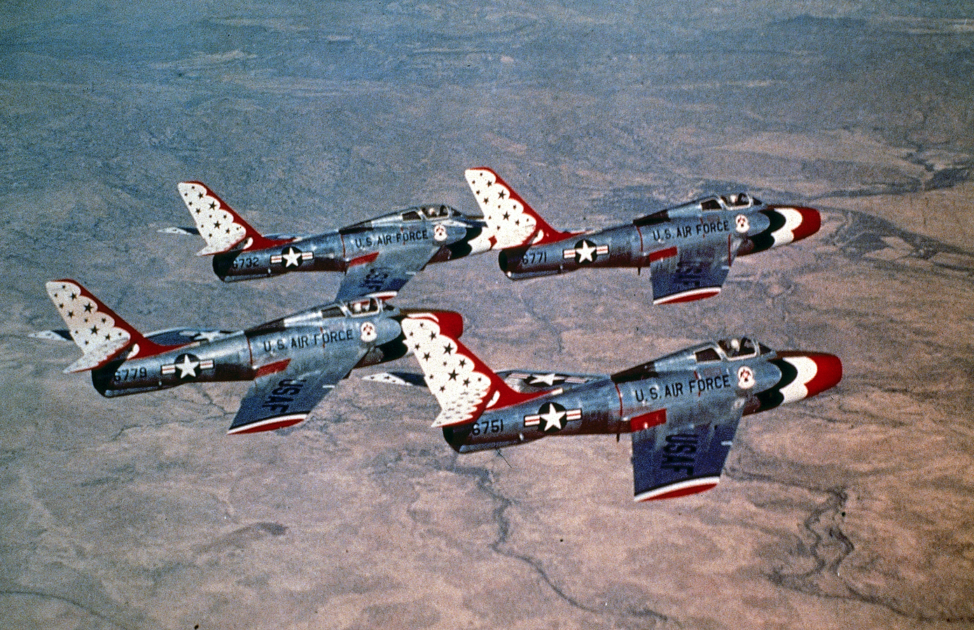 ...majd a nyilazott F-84-esek <br>(fotók: afthunderbirds.com)