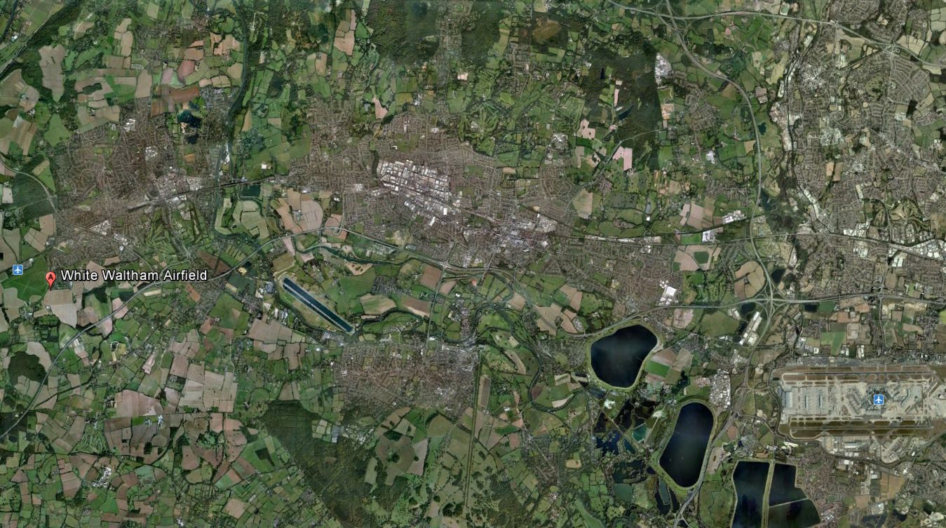 A Google műholdfotóján: keletre Heathrow, tőle nyugatra, a kép balszélén White Waltham