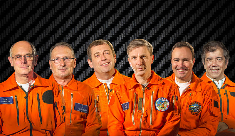 Az első repülés személyzete, balról: Chandler, Magrin és Verneau, és még három mérnök a kabinban <br>(fotók: Airbus)