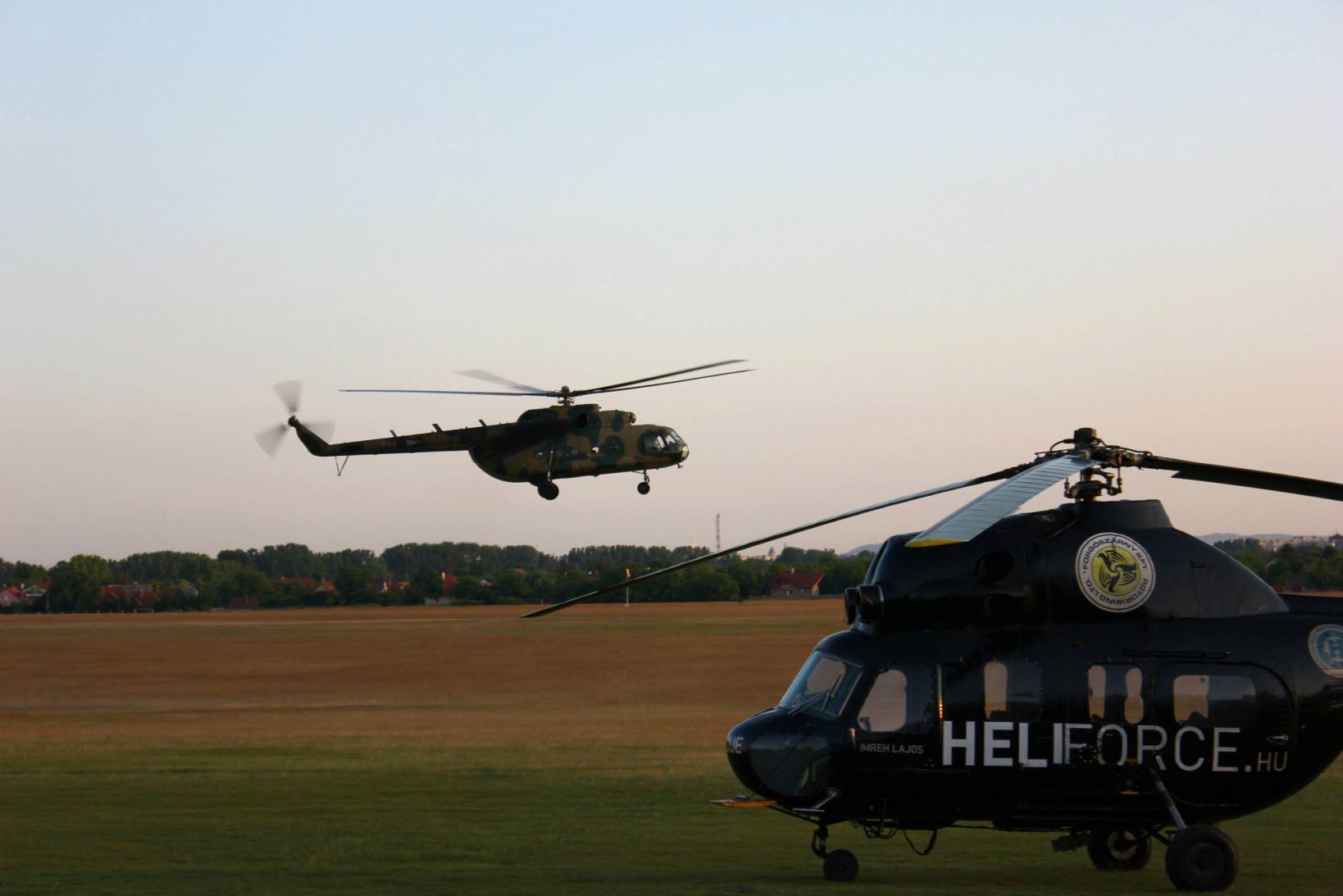Alkonyatkor érkeztek a katonai helikopterek, nomeg a Heliforce Mi-2-es <br>(fotók: Pálmai Attila, Opitz Nándor Repülőklub)