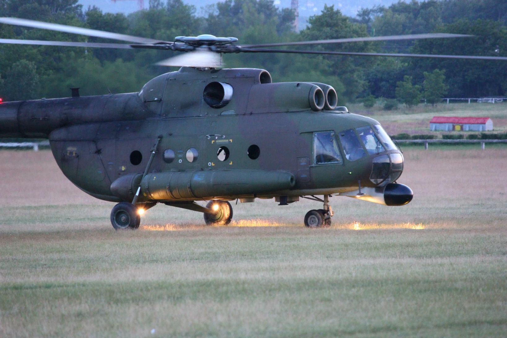 Egy Mi-17-es látványos gurulása fényszórókkal