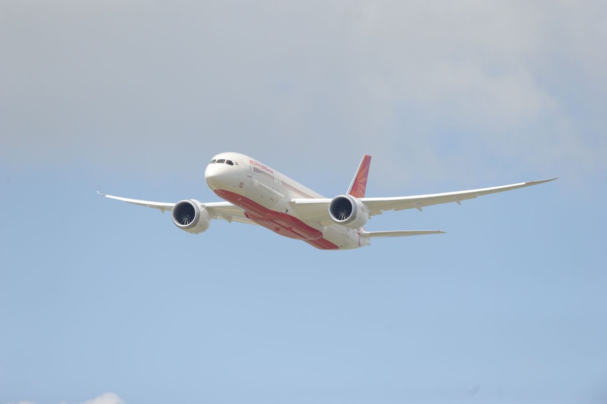 Az Air India gépe repüli a 787-es légibemutatókat