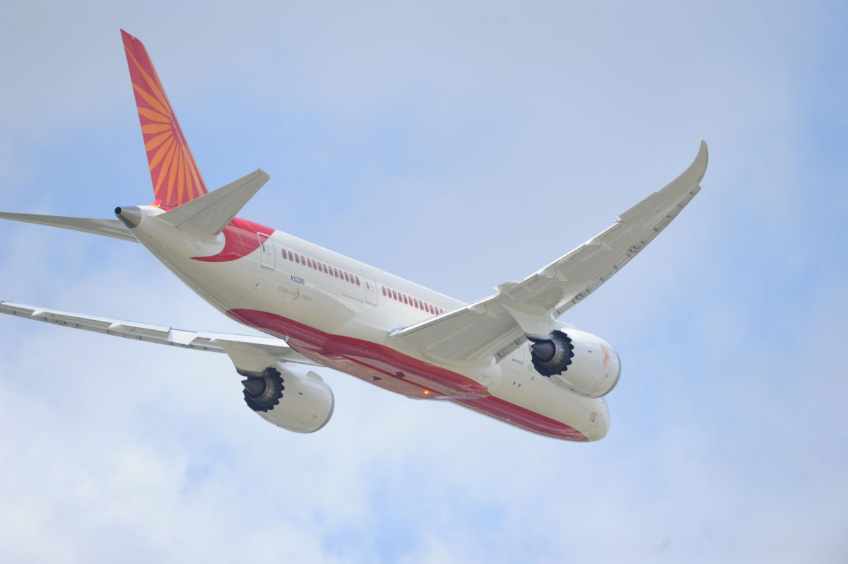 Boeing 787-es bemutatózik az Air India színeiben <br>(fotók: Flightglobal)