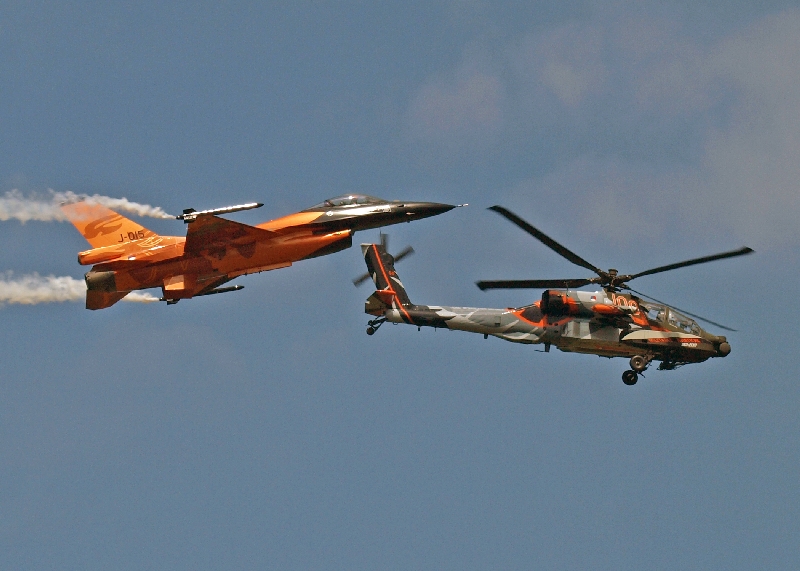 Kevesebb gép, de azért modern, ütőképes légierő: holland harcigép és harci helikopter párosa <br>(a szerző felvételei)
