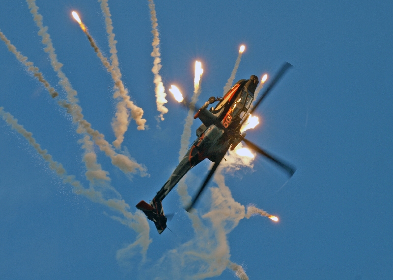 Príma bemutató, látványos elemekkel: Apache háton, infra-tűzijátékkal