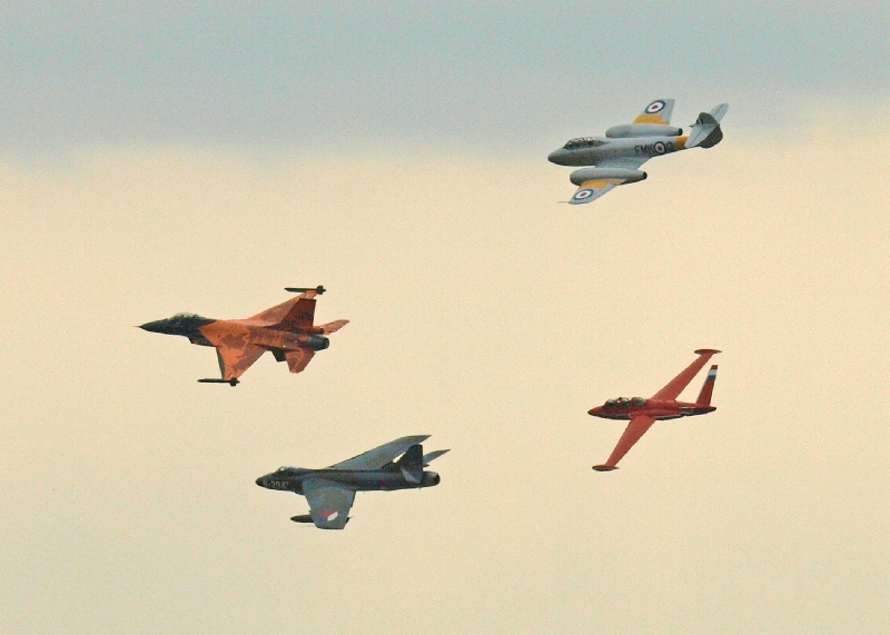 Jelen és múlt egy formációban: F-16, Hunter, Meteor, Magister