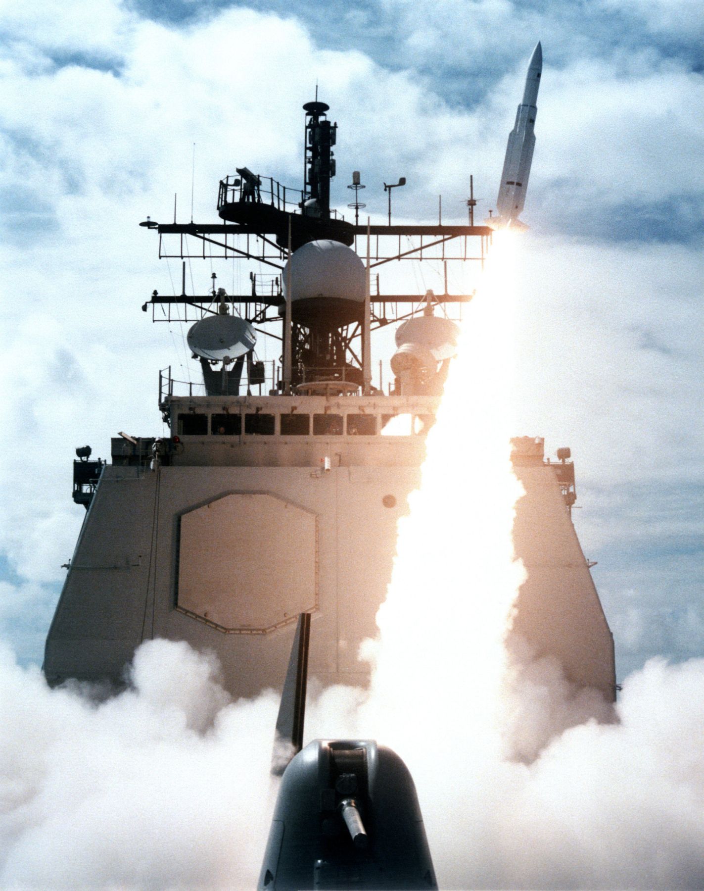 A USS Vincennes rakétát indít