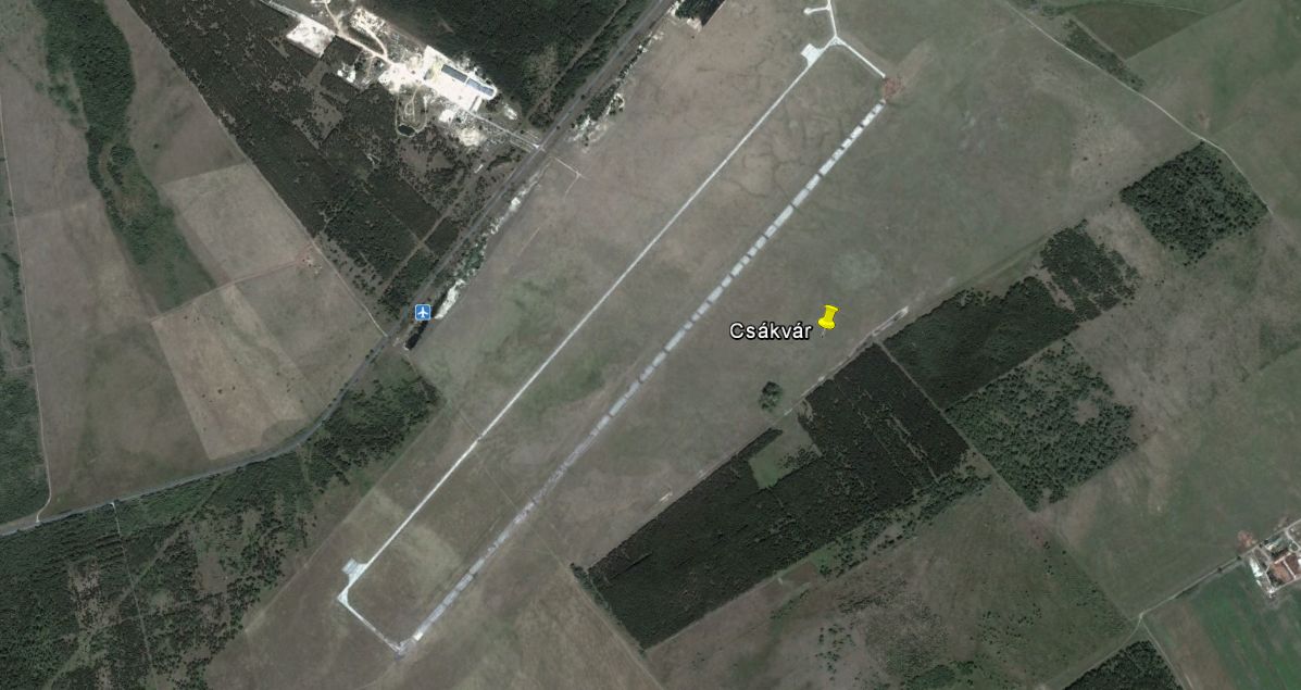 A Google Earth műholdfotóján is jól látszik, hogy a pálya használhatatlan, de a gurulóút és a helikopter-állóhelyek megmaradtak