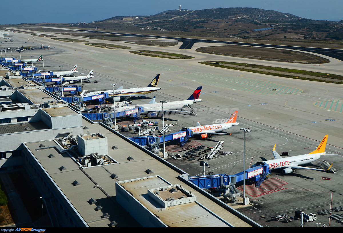 Athén forgalmas reptér, de a szezonális forgalma kevésbé nő