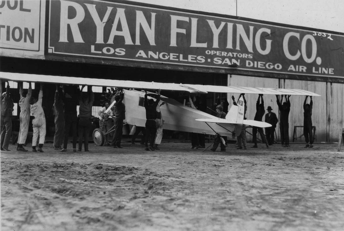 Hősünk talán ezen a fotón is ott van valahol, Lindbergh gépének építése közben