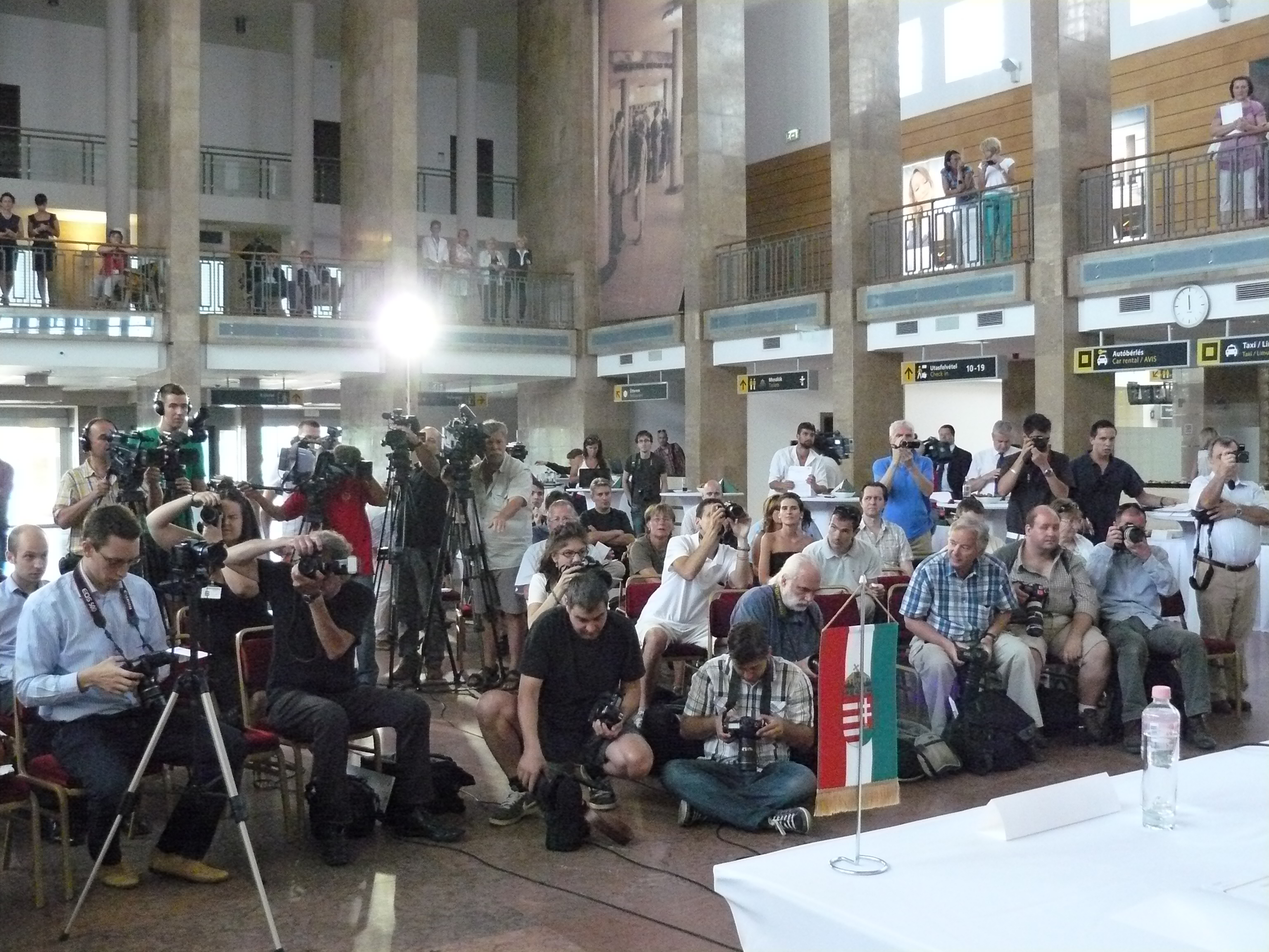 Érdeklődő újságírók az 1-es terminál nagycsarnokában