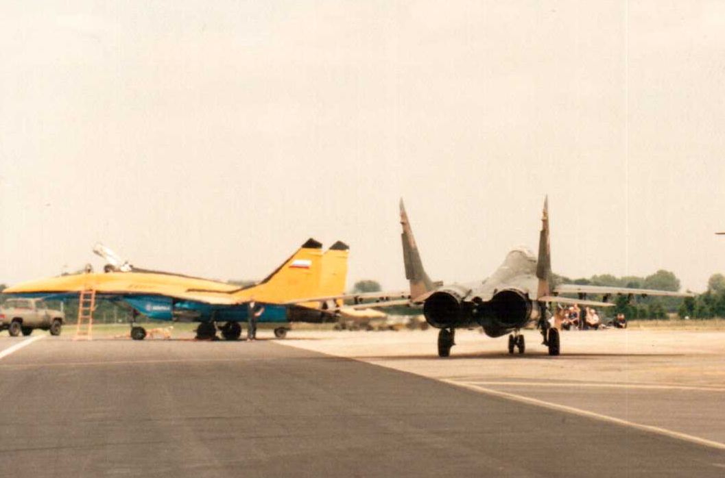 A szerző fotóján a csehek 29-ese gurul, mögötte ott az egyik Zsukovszkij-féle MiG, a végzetes felszállás előtt