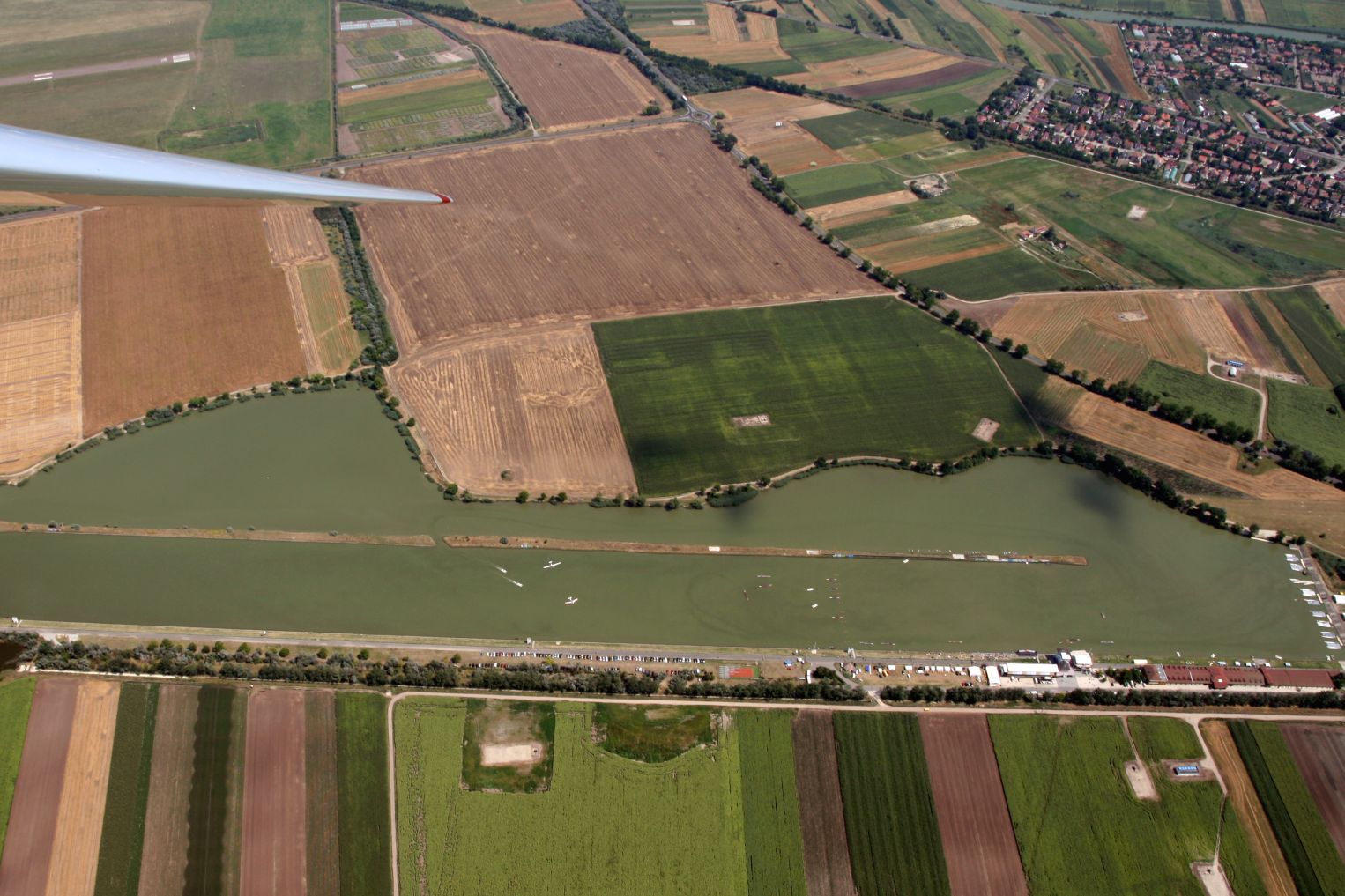 Látványos gebergés a légtérben: felül balra a szegedi reptér, alul a vízisportok hona, a víz felett a légisportok képviselői