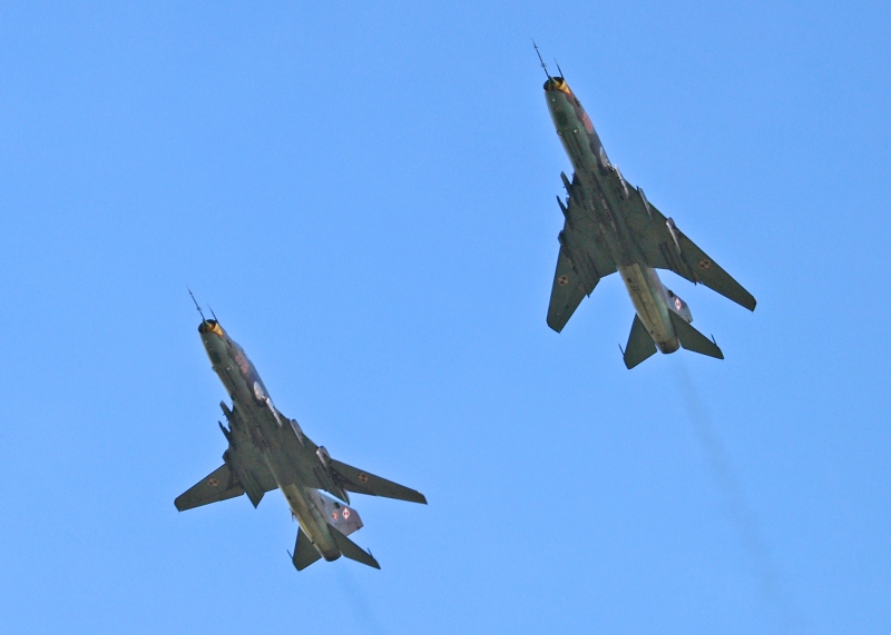 Lengyel Szu-22-es páros, a gépek eltérő szárnyállással húznak át